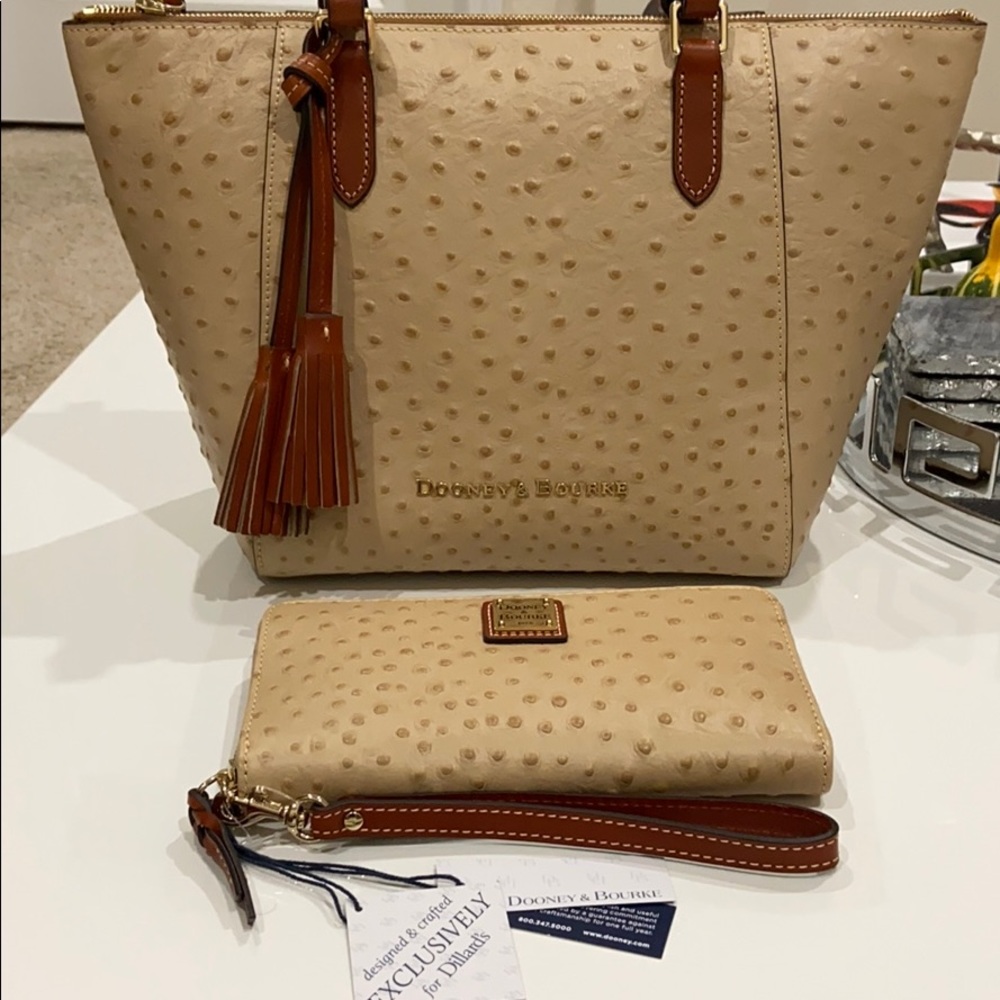 Dooney & Bourke 🌸
